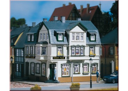 casa pe colt cu Irish Pub - H0/TT AUHAGEN 12255